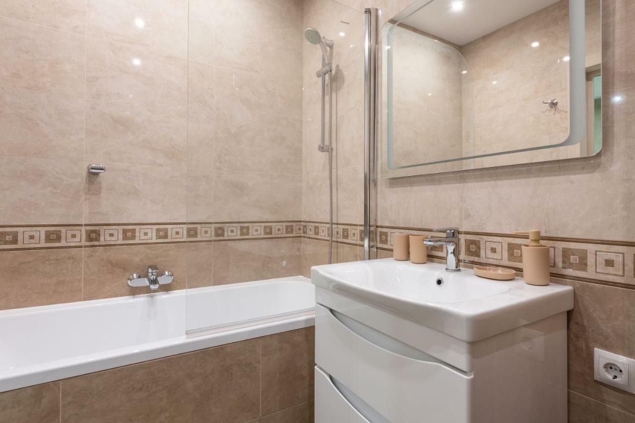 Deluxe Apartment On Belorusskay Street "Silver Tower" Kyiv Exterior photo